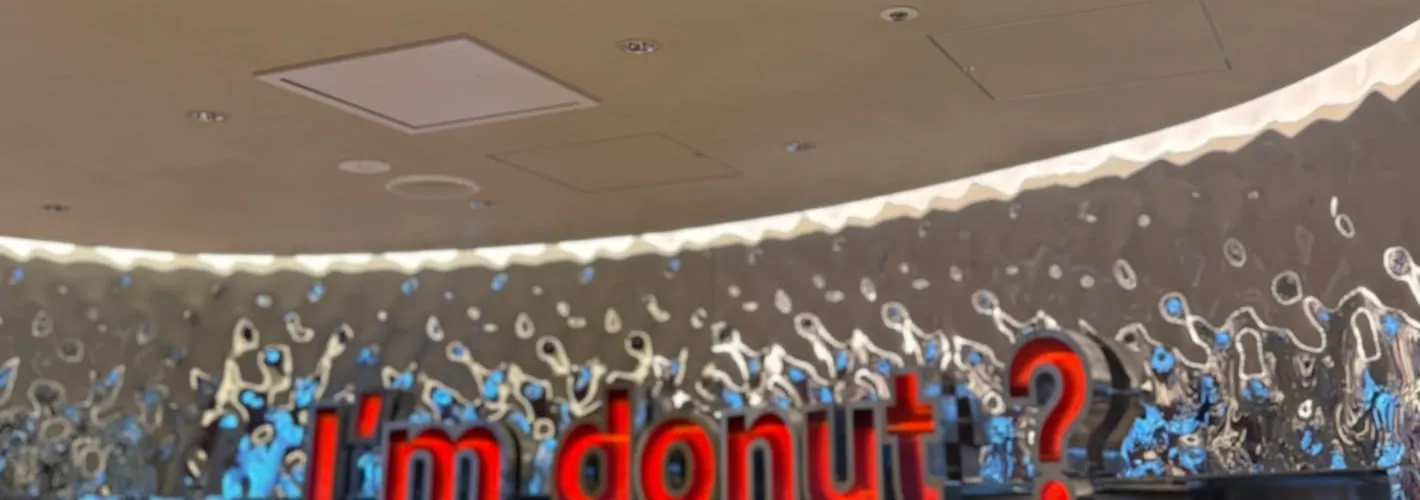 I’m donut?博多駅前の赤いサイン