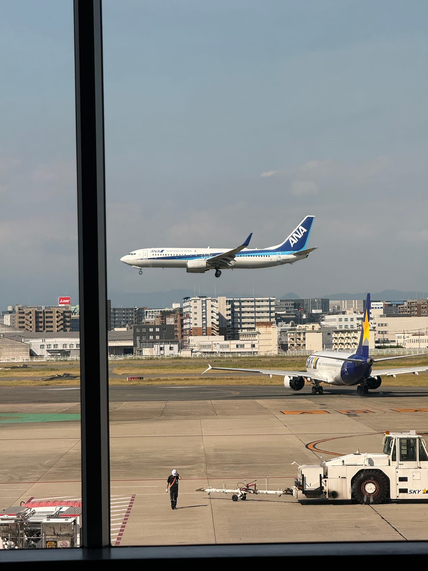 福岡空港の窓越しに見えた離着陸する飛行機