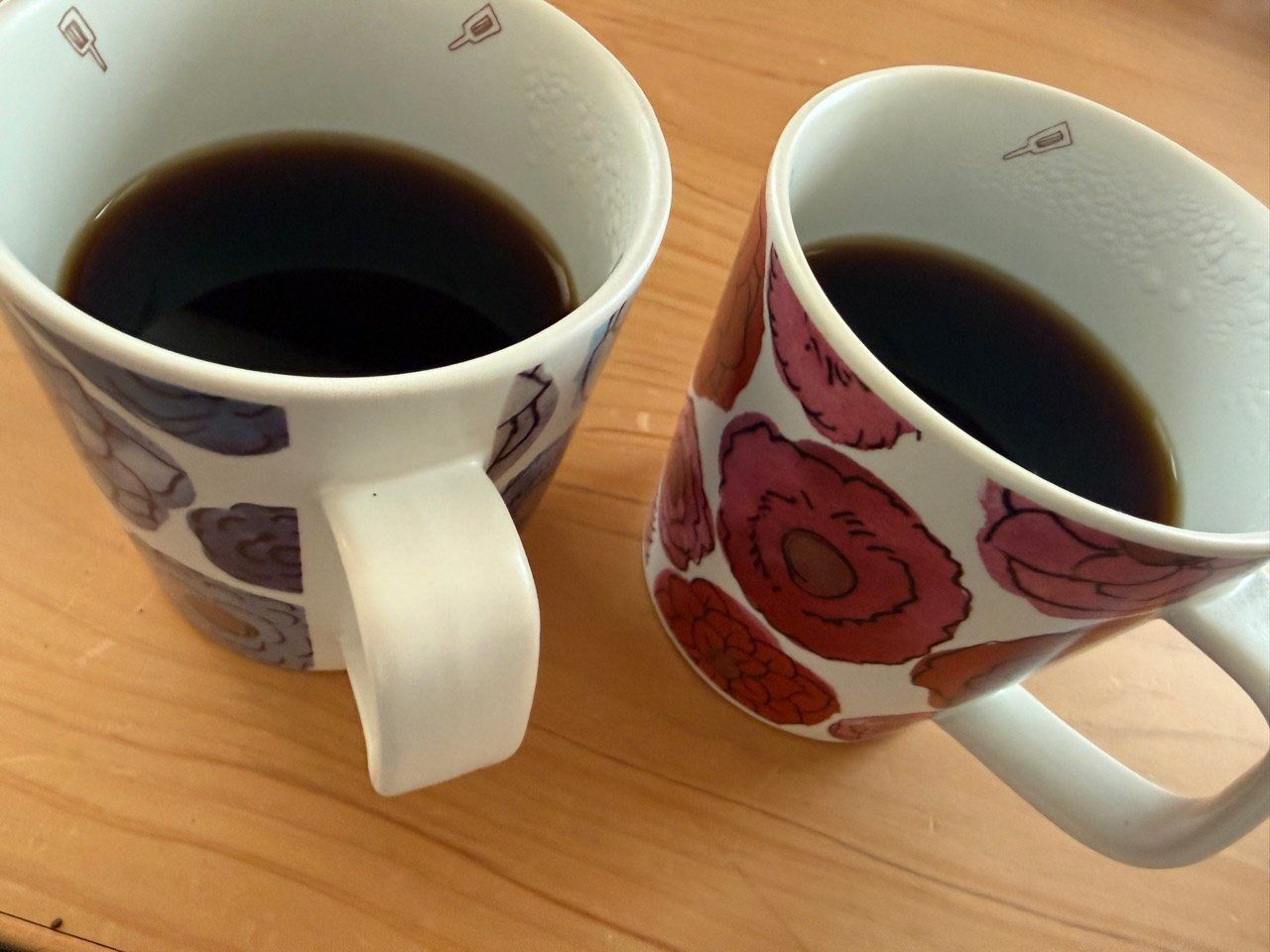 花柄のマグカップに入れた朝のコーヒー