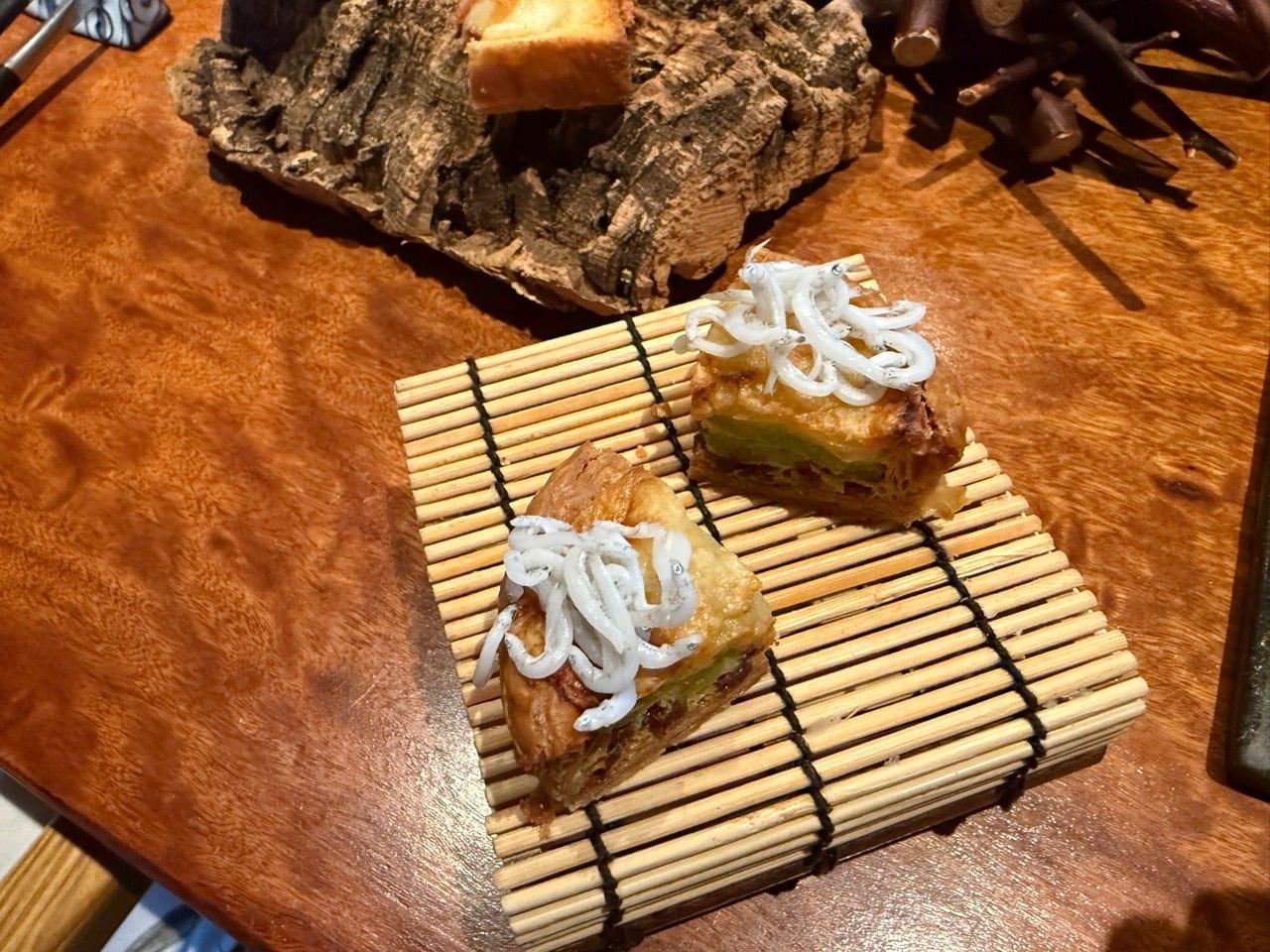 すだれの上に盛られた小さな一口料理