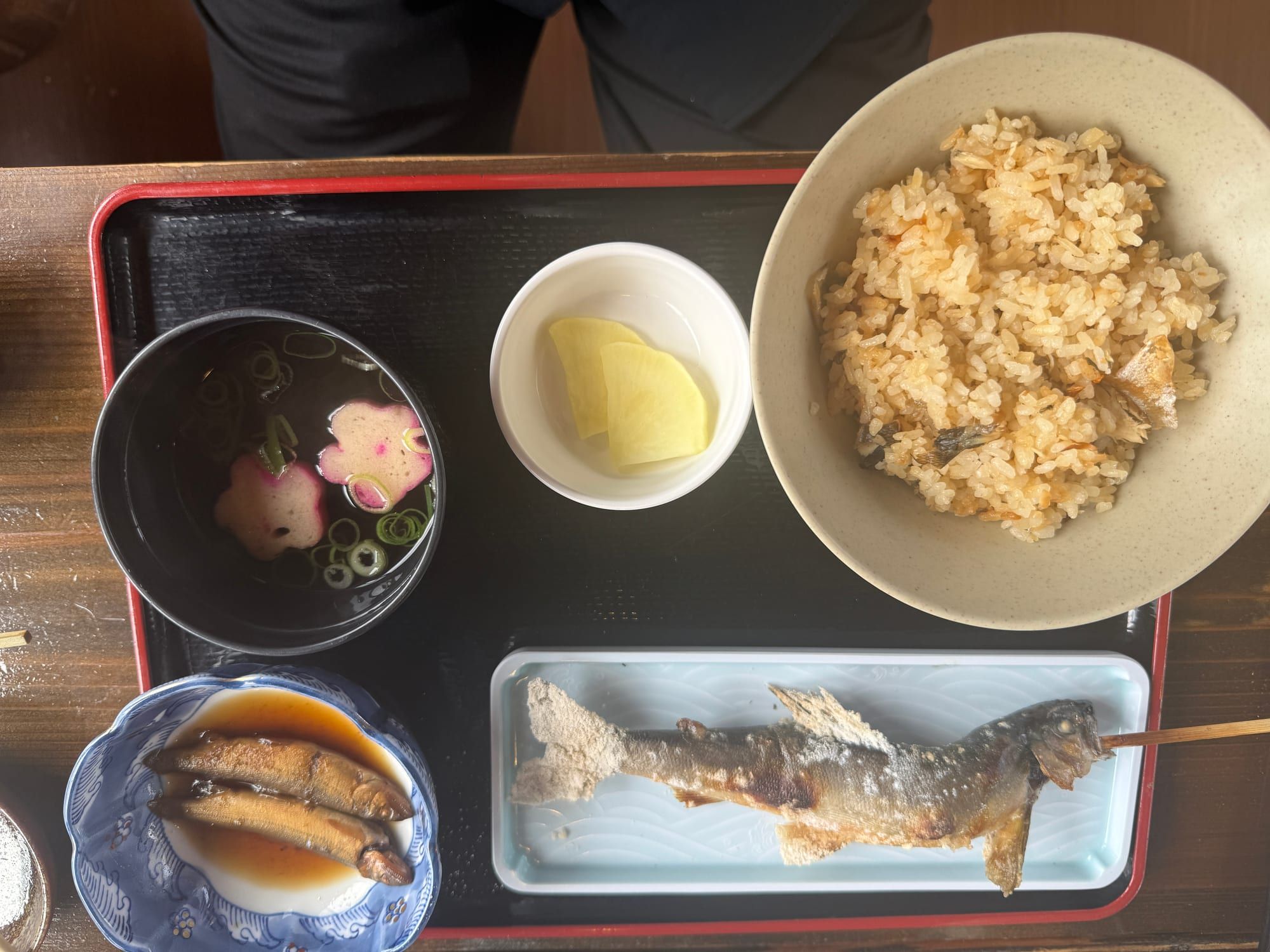 鮎の塩焼き、鮎ごはん、鮎料理、汁物が並んだ食事