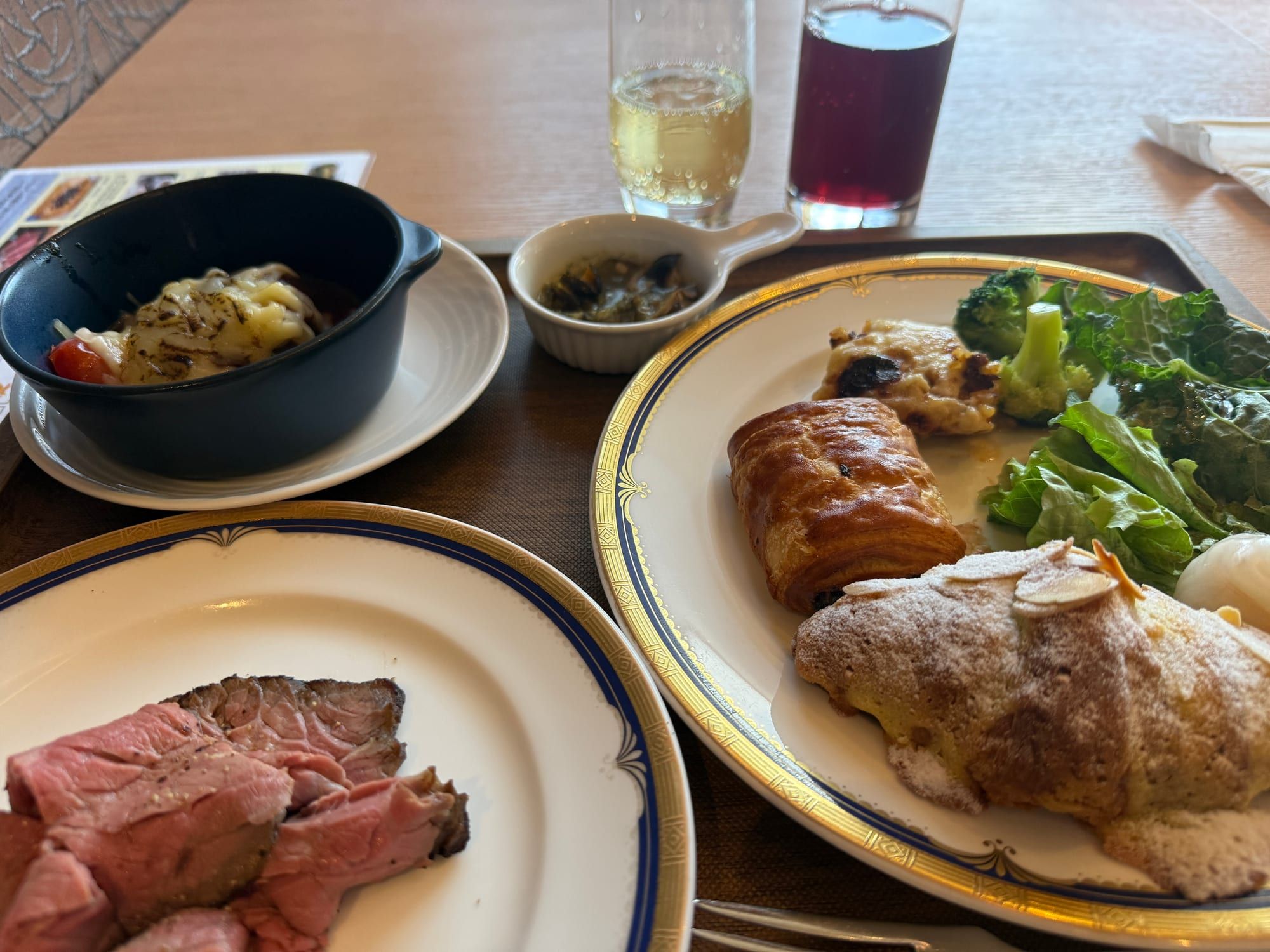 ホテルの朝食で選んだローストビーフ、パン、温かい料理とサラダ