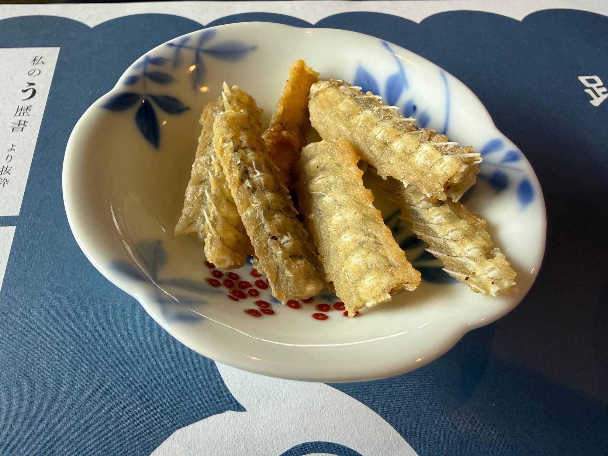 小皿に盛られた香ばしいうなぎの骨せんべい