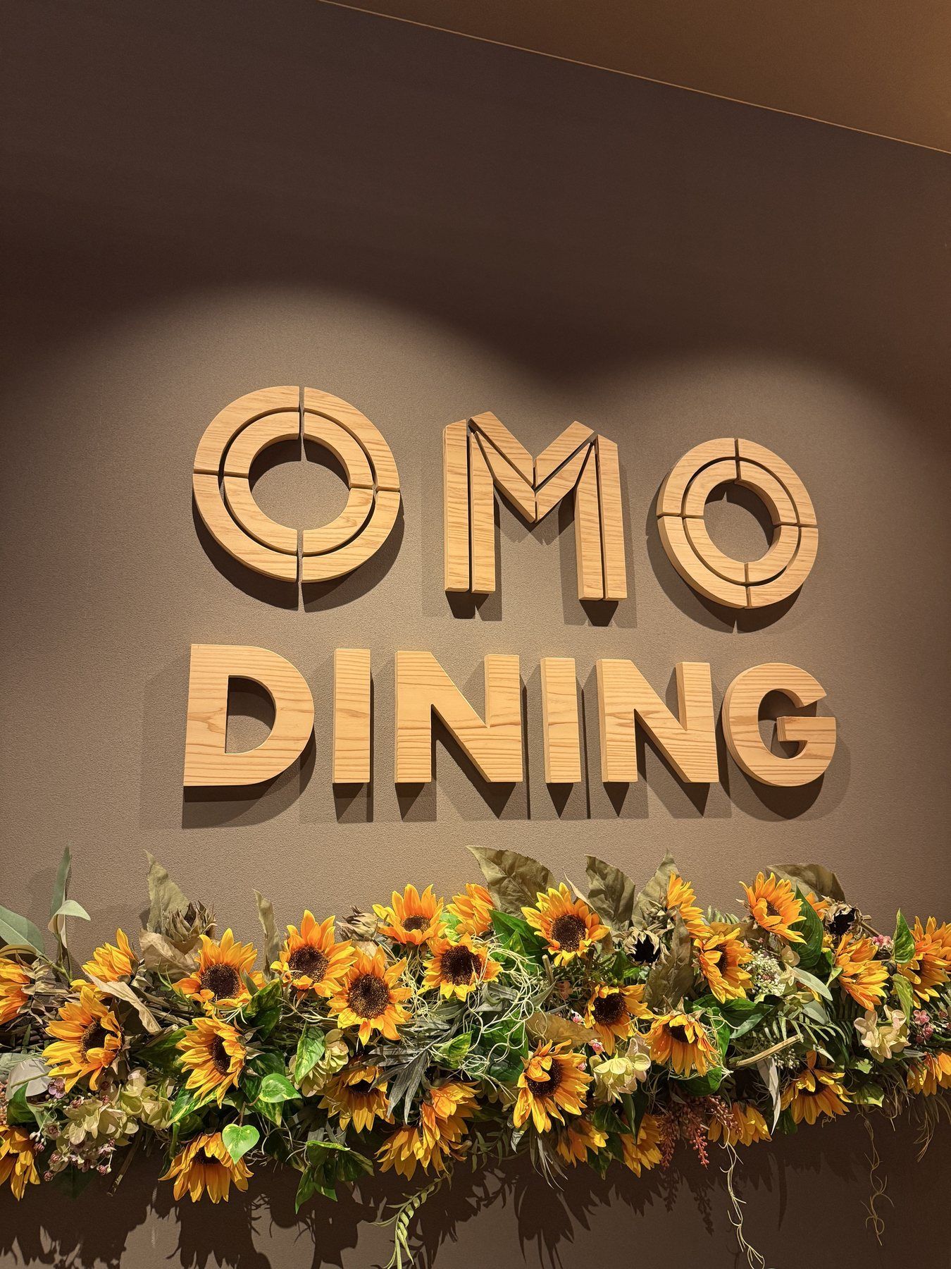 ひまわりが飾られたOMO7高知のOMO DINING