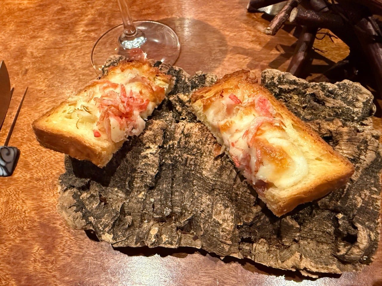 木の皮のような台に盛られた香ばしいパン料理