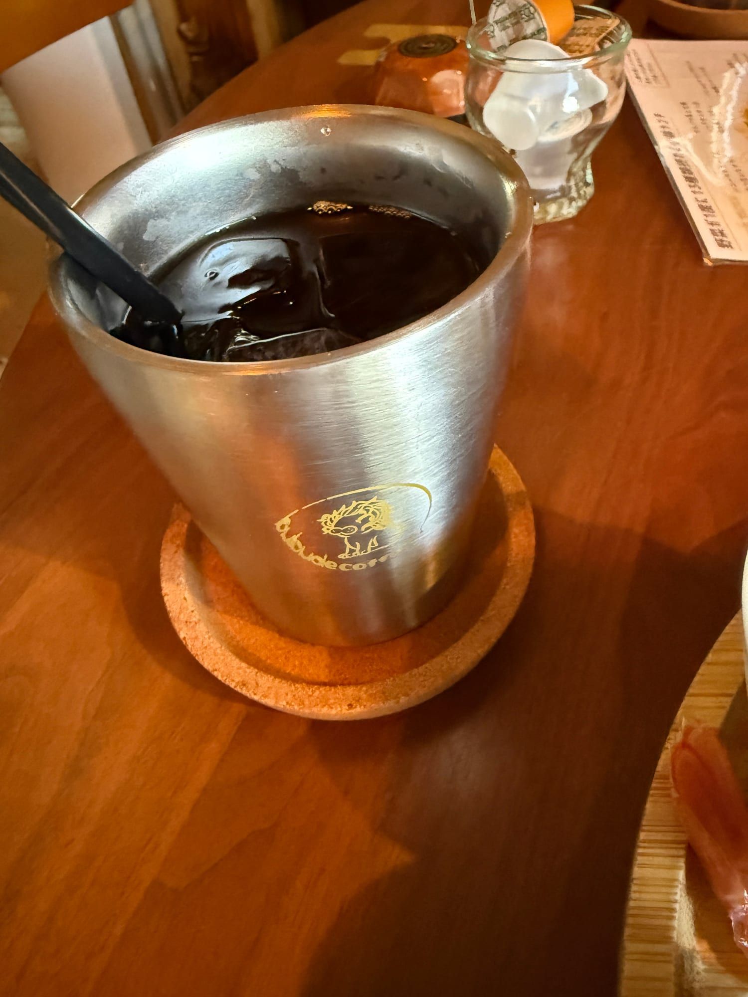 bubude coffeeのロゴが入った金属カップのアイスコーヒー