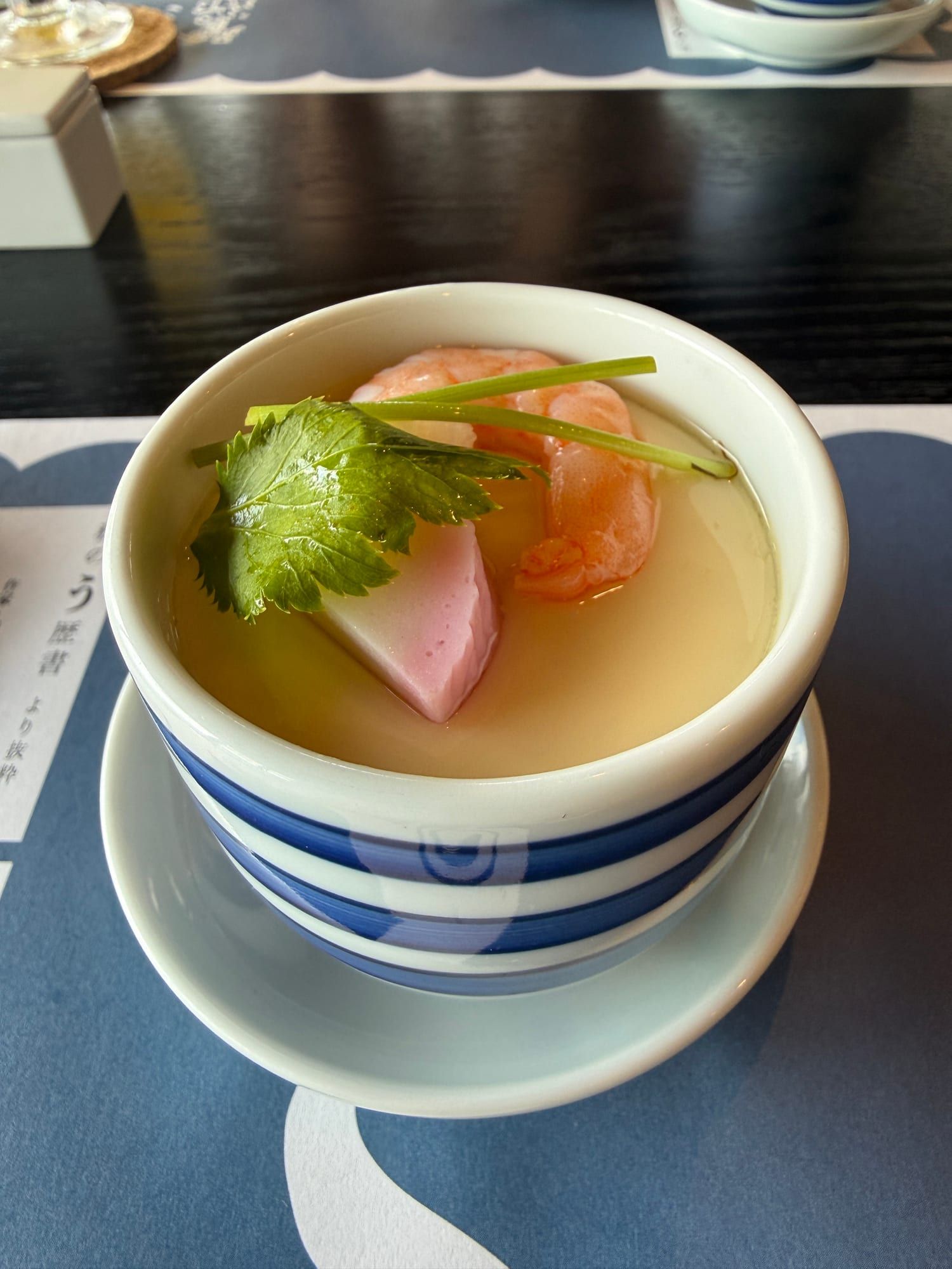 三つ葉と色鮮やかな具がのった茶碗蒸し