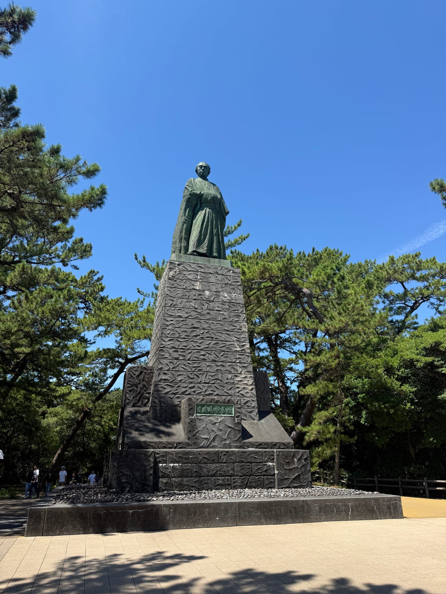 青空を背に桂浜に立つ大きな坂本龍馬像