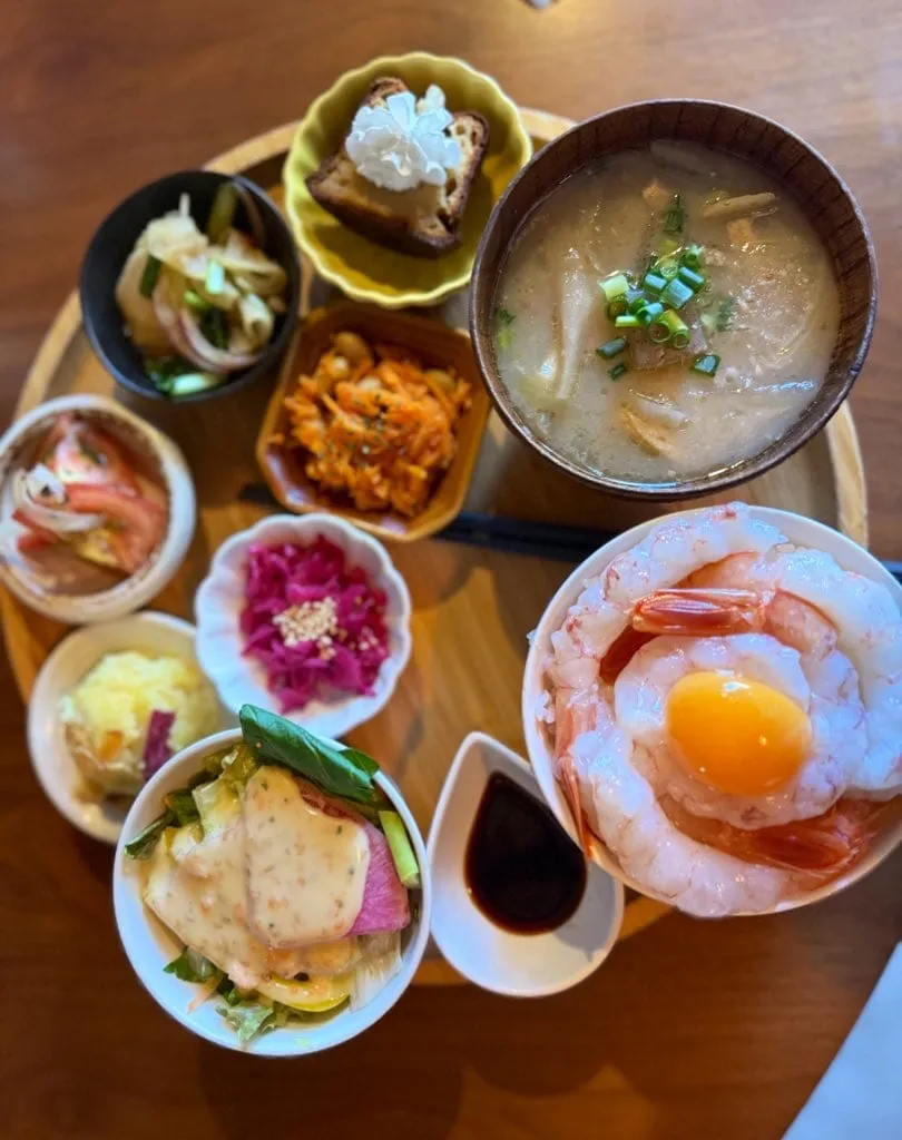 篠栗「ブブデコーヒー」のランチ｜エビ丼とホタテ丼、小鉢もたっぷり