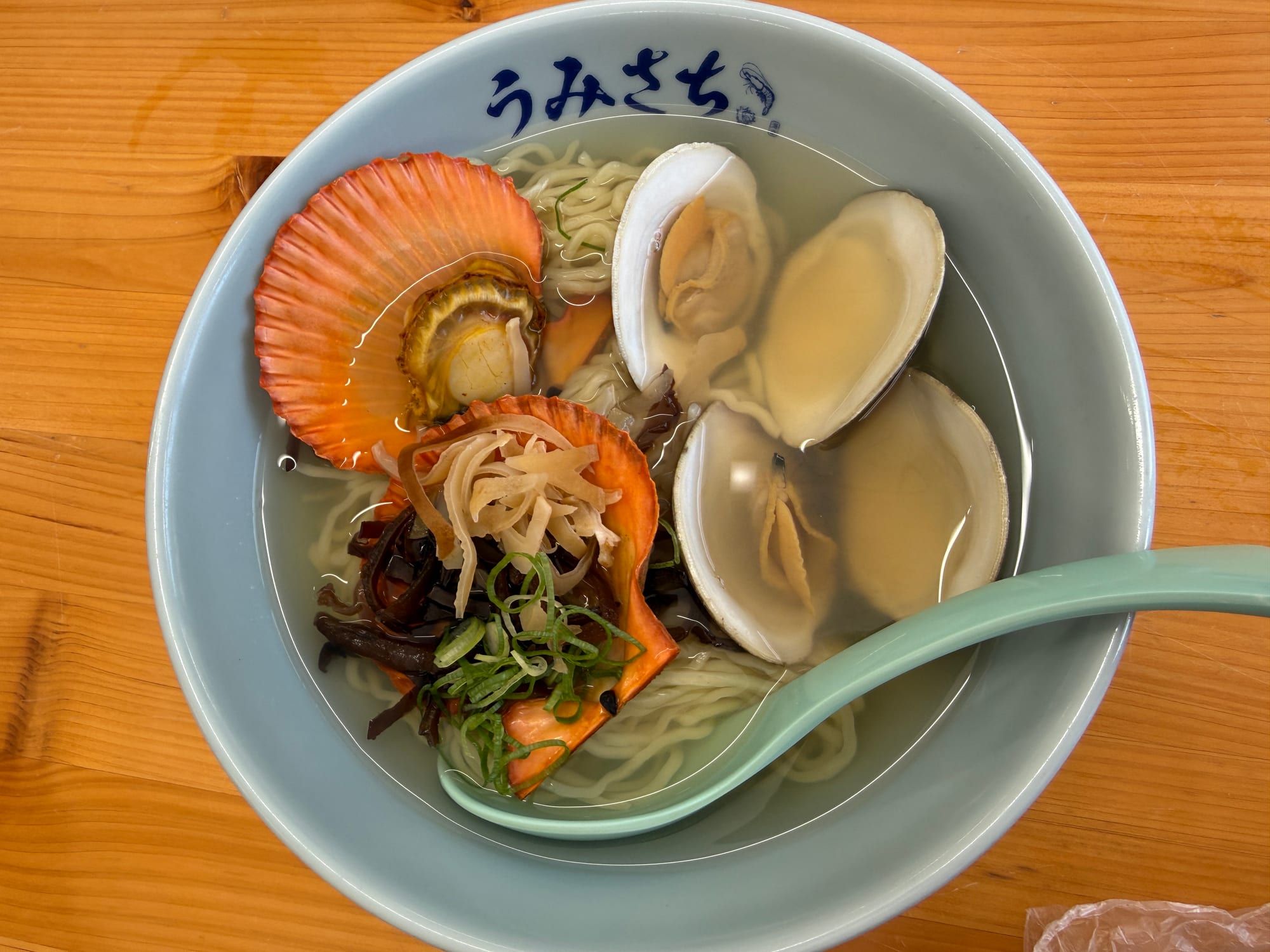 複数の大きな貝がのったうみさち桂浜本店の海鮮ラーメン