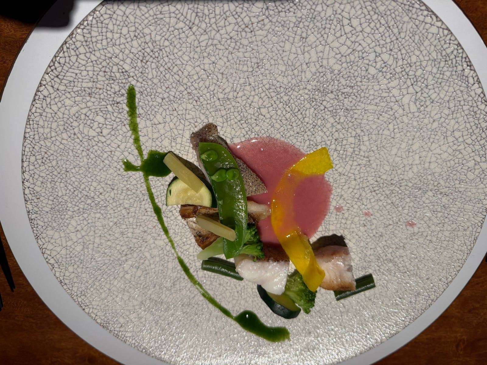 白い皿にタコと彩り豊かな野菜を盛った料理