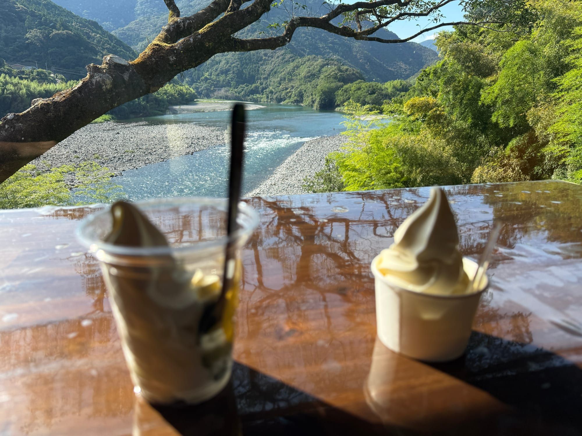 仁淀川を見渡すテラスで食べた二つのソフトクリーム