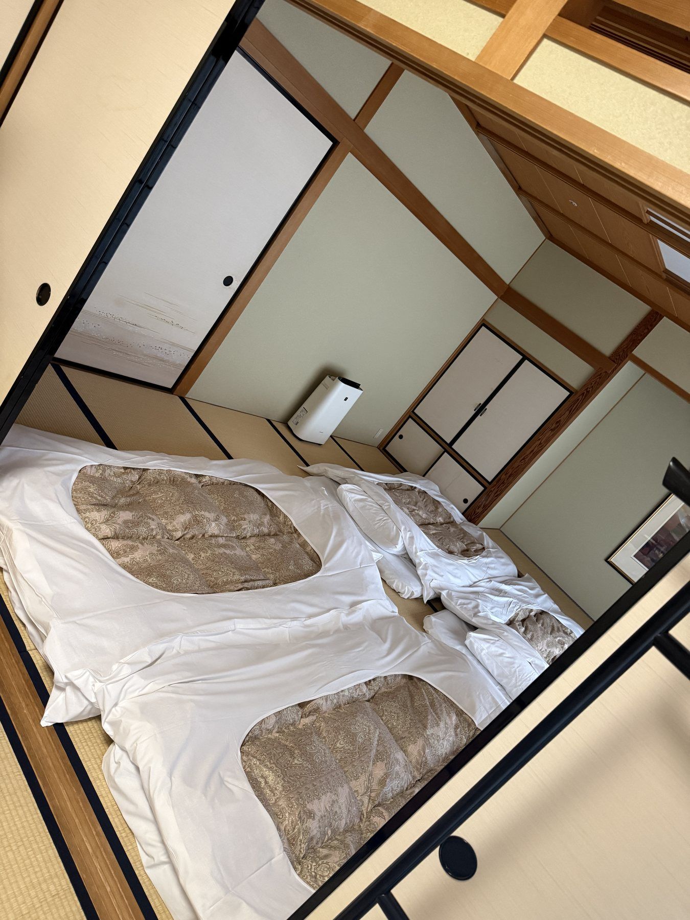 JRホテルクレメント高松の畳の和室に並べられた布団