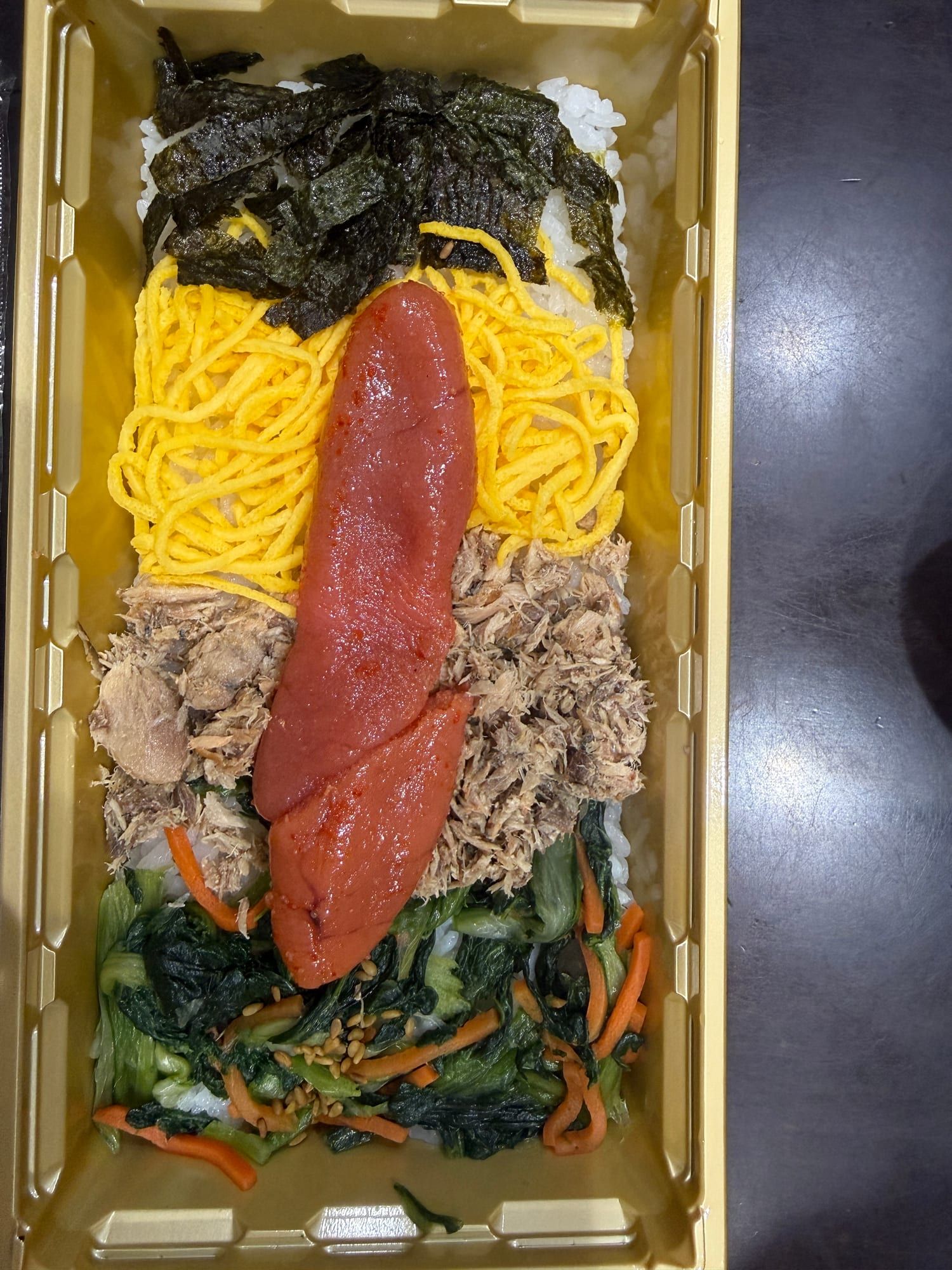 海苔、錦糸卵、明太子、魚のほぐし身、青菜が盛られた空弁