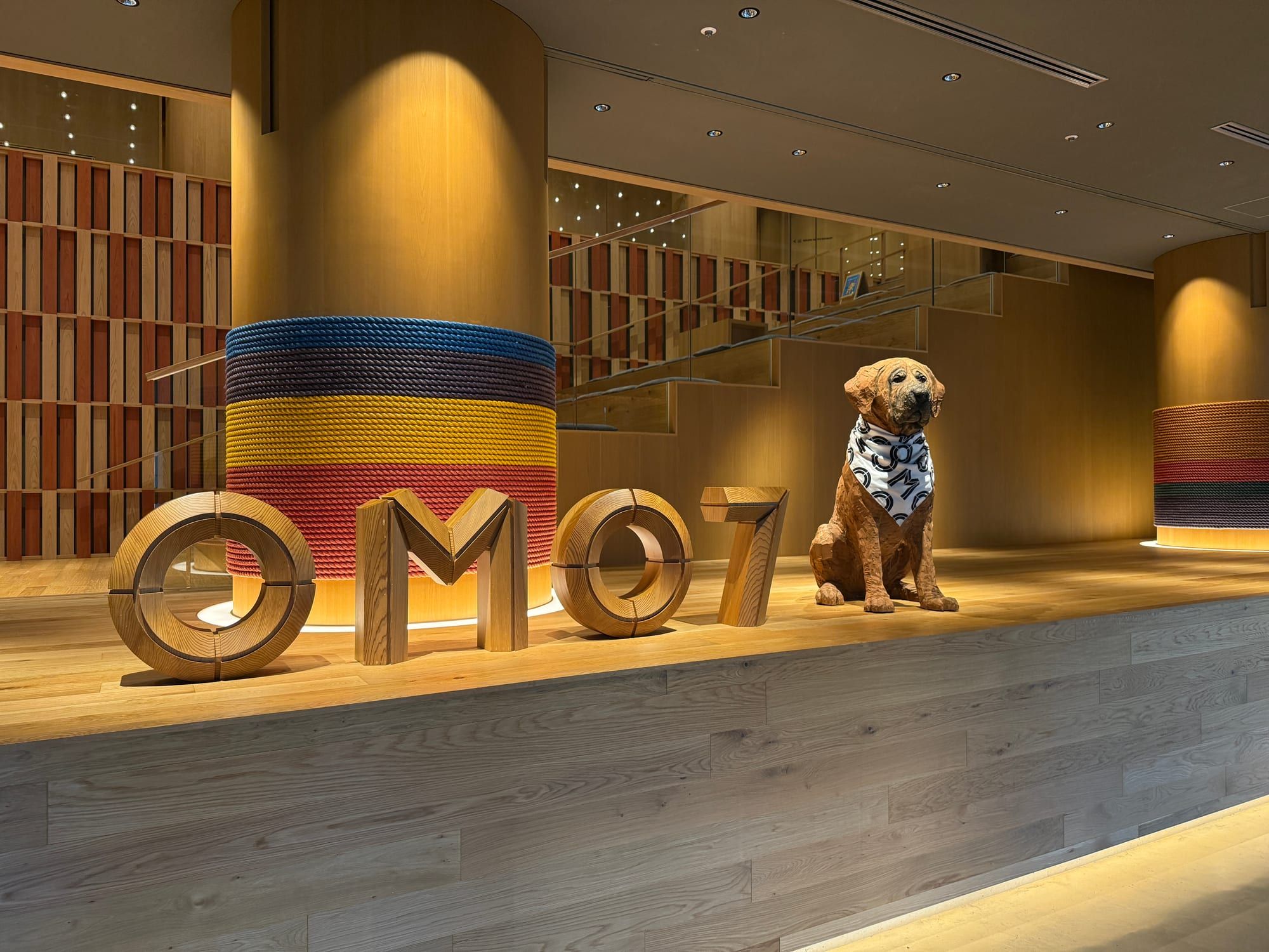 木のOMO7ロゴと犬のオブジェがあるOMO7高知のロビー