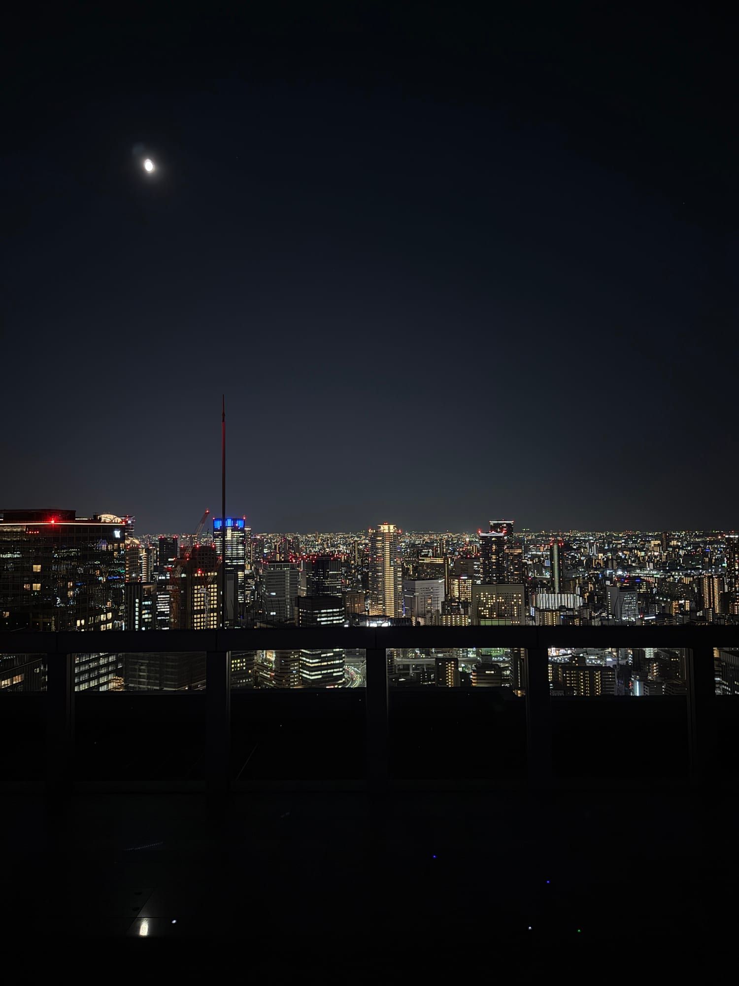 梅田スカイビルの屋上スカイ・ウォークから見た大阪の夜景と月