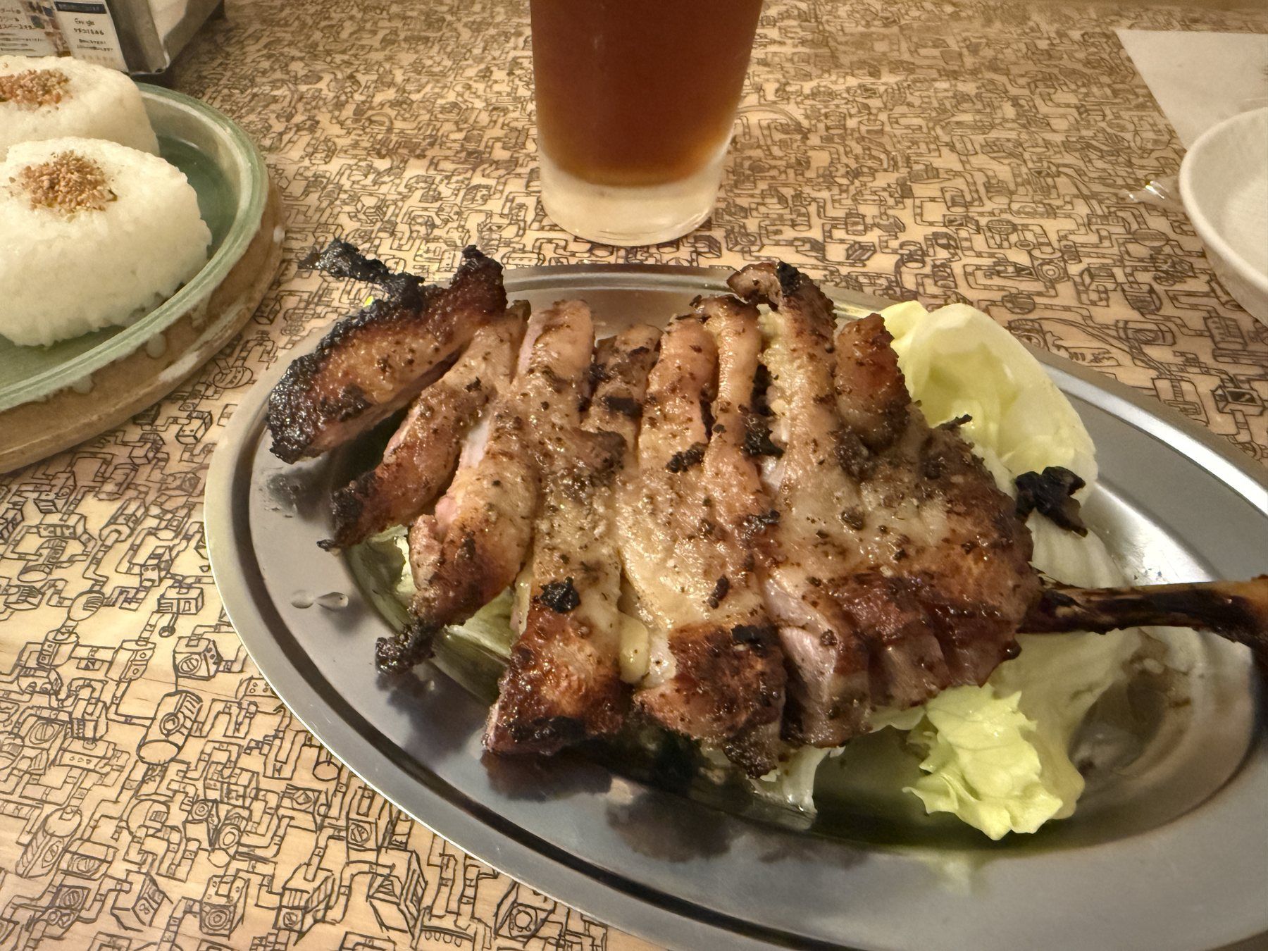 しっかりした歯ごたえのある親鳥の骨付鳥